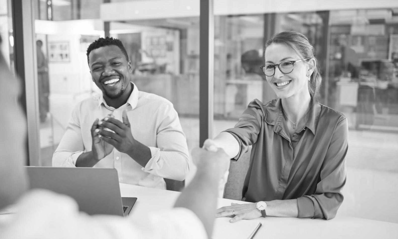 Equipo colaborando en revisión de estrategias presupuestarias